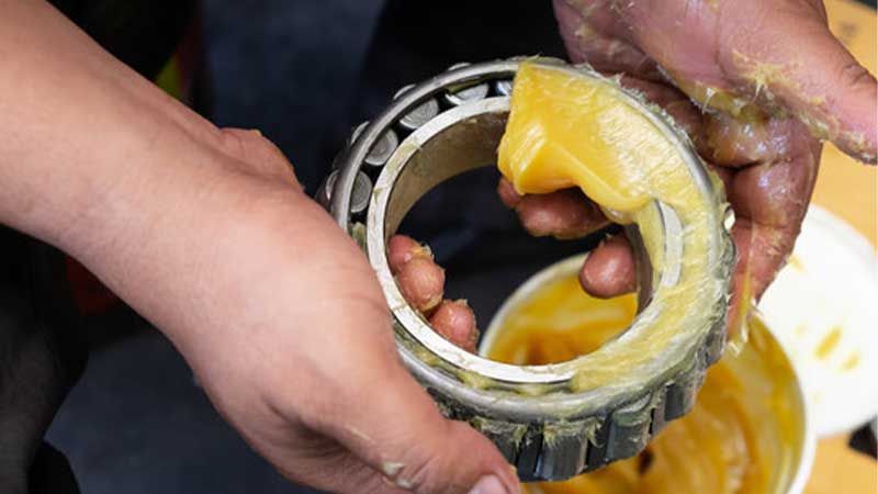 为苛刻工况而生：抗磨液压油如何应对极端压力与磨损